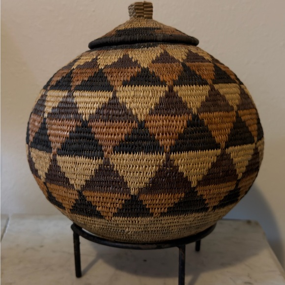 Handmade African Ukhamba Basket with Lid & Stand - Picture 2 of 10